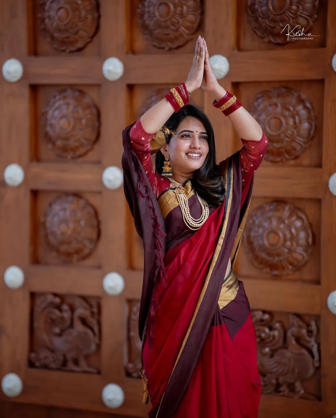 South Indian TV Actress Sravanthi Chokarapu Stills In Maroon Saree